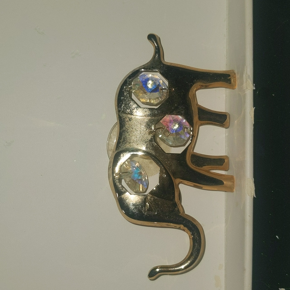 4/10$ ELEPHANT WINDOW DEFECATION WITH HANGING SPARKLY GEMS.